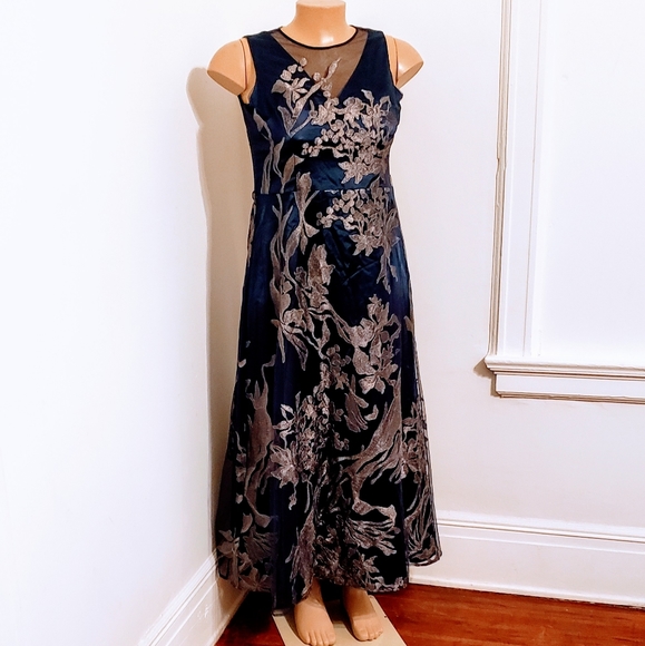 Women's Gown by David Meister - Picture 2 of 7